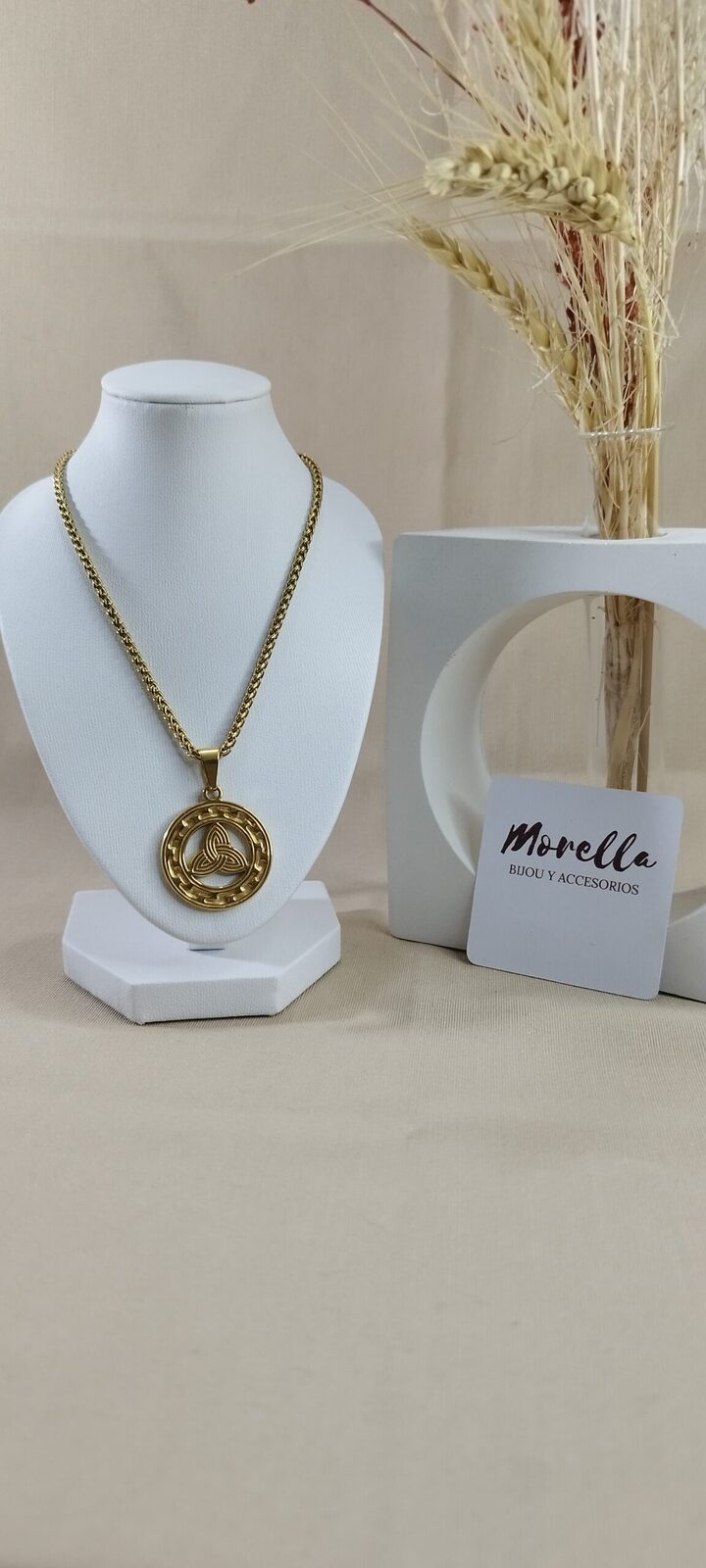 Cadena con dije de triqueta