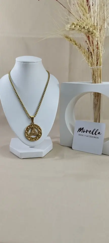 Cadena con dije de triqueta