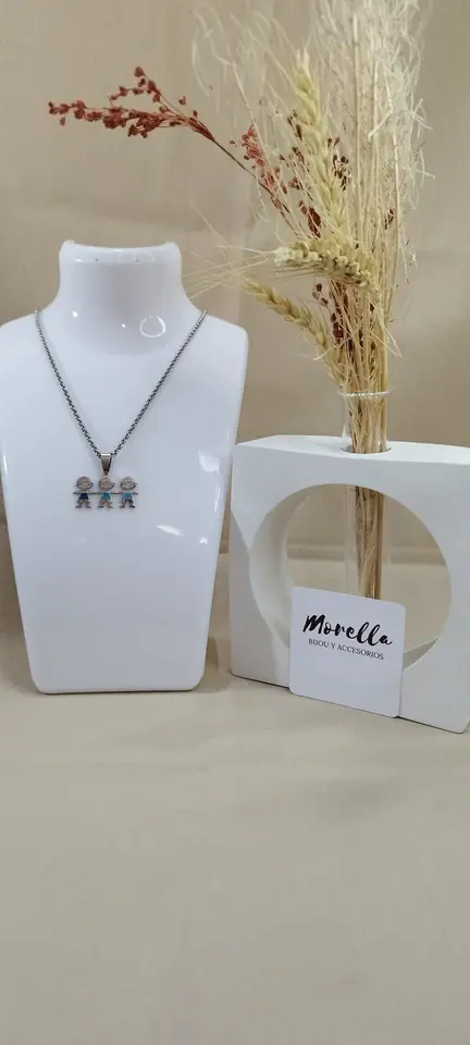 Cadena con dije 3 niños