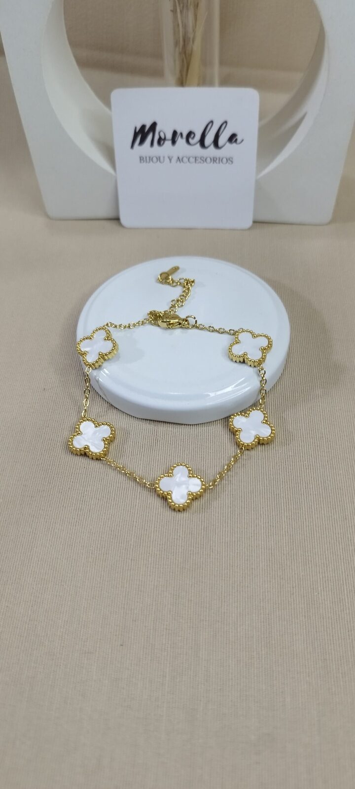 Pulsera dorada trebol blanco