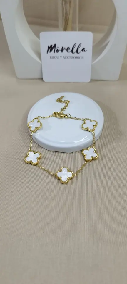 Pulsera dorada trebol blanco