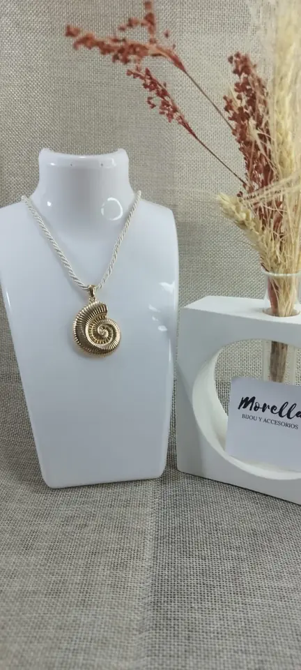 Cordón fino con dije caracol