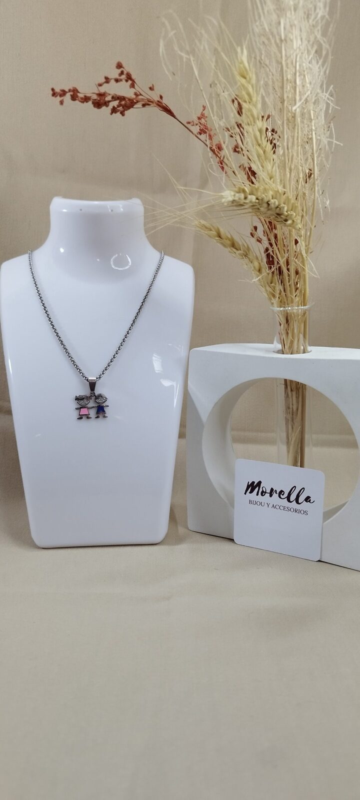 Cadena con dije de niña y niño