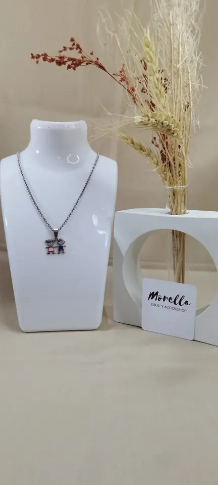 Cadena con dije de niña y niño