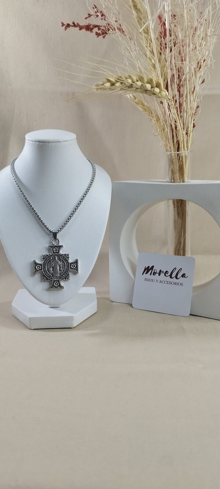 Cadena con dije cruz de San Benito