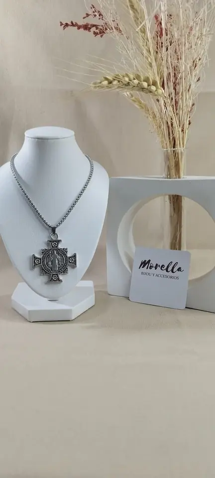 Cadena con dije cruz de San Benito