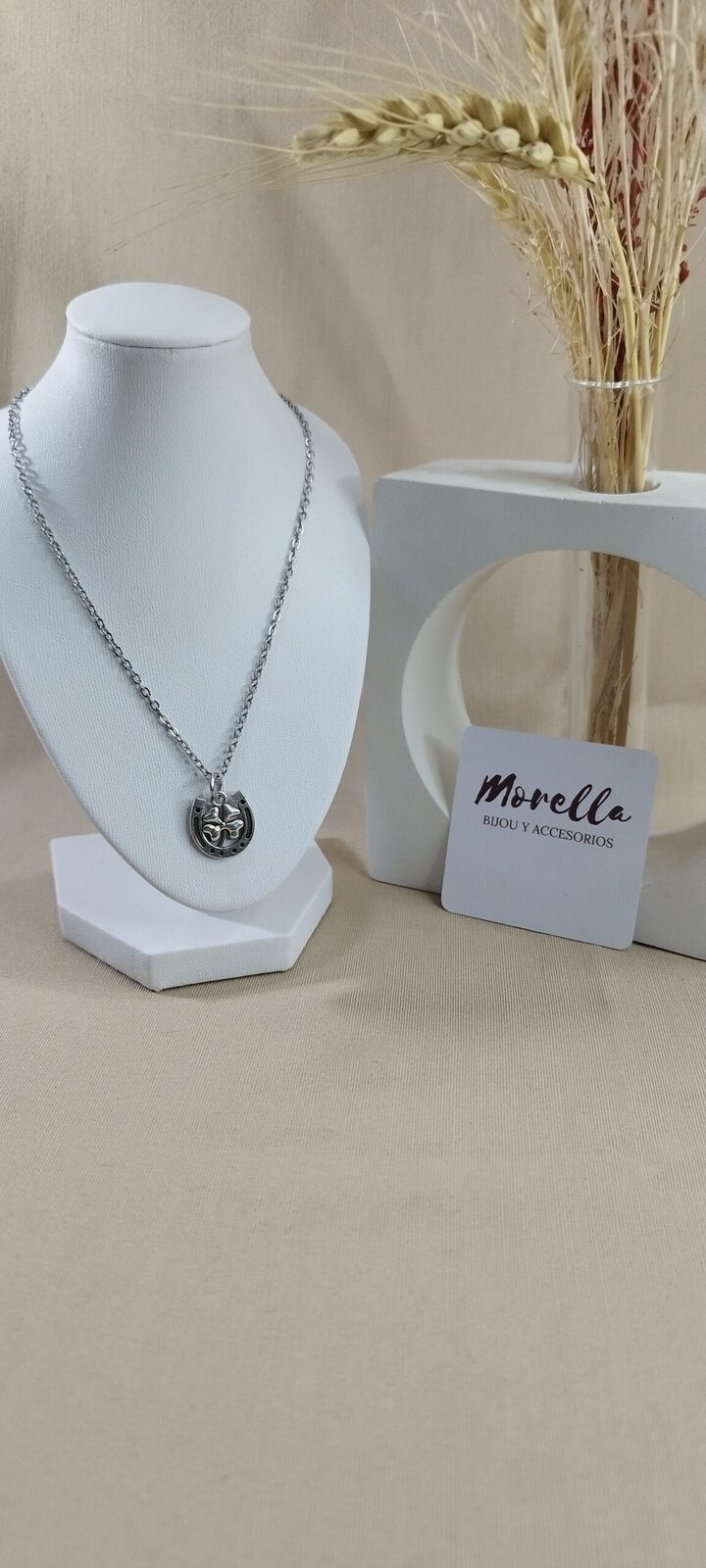 Cadena con dije herradura y trébol de 4 hojas