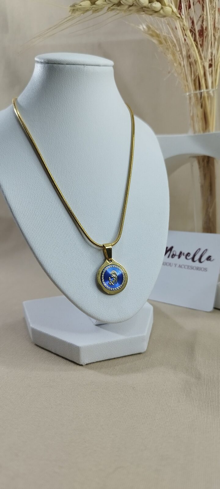 Cadena con dije de Virgen niña