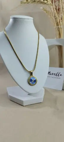 Cadena con dije de Virgen niña