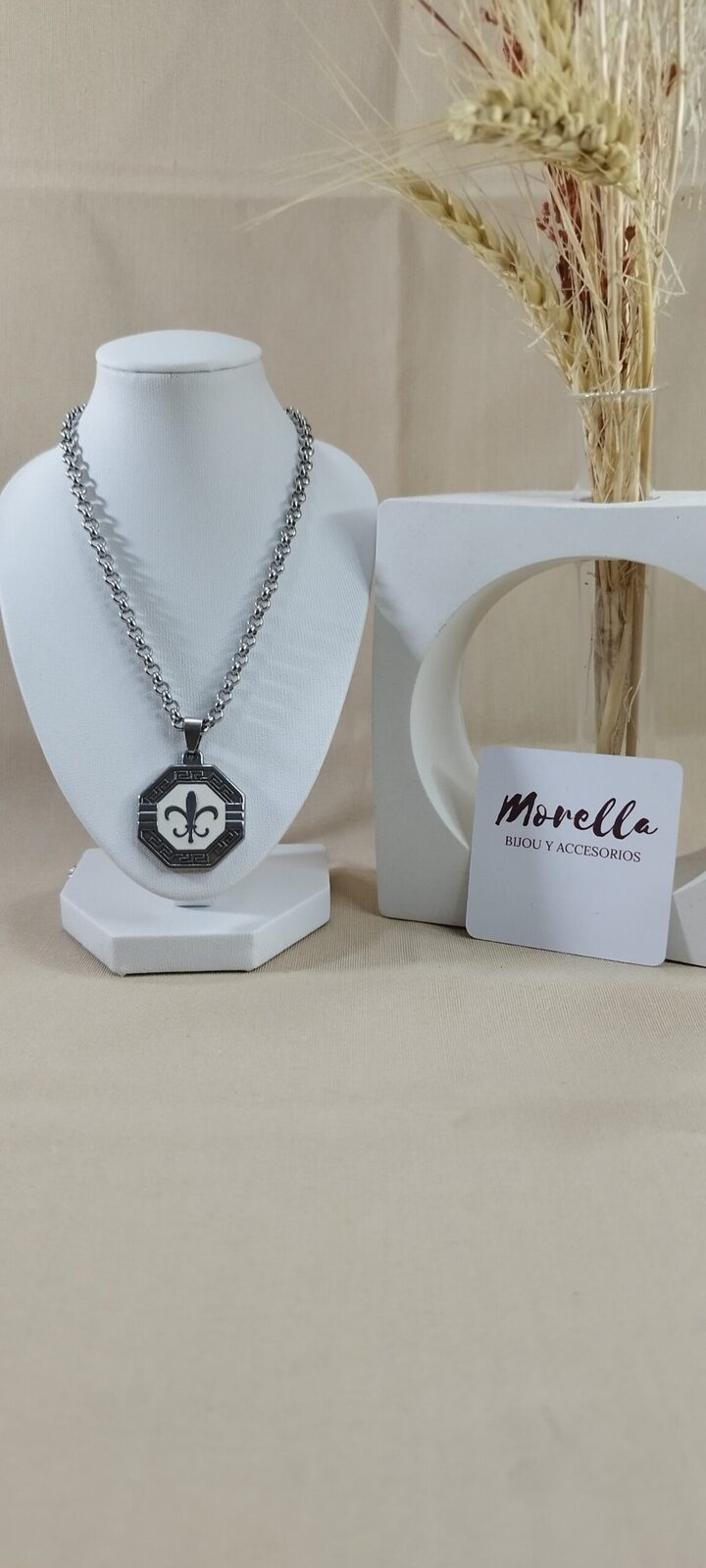 Cadena con dije flor de lis