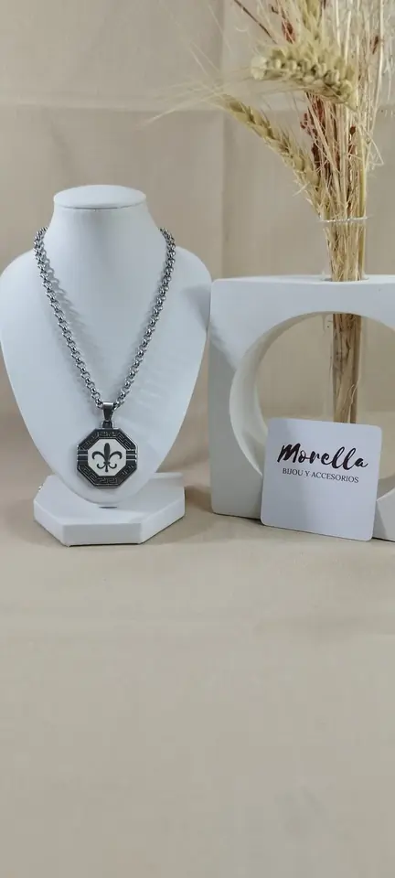 Cadena con dije flor de lis