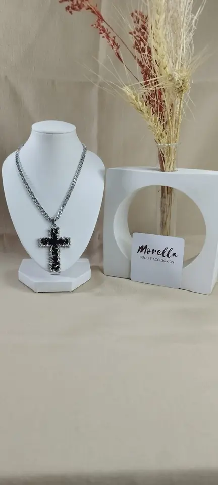 Cadena fina con dije de cruz negra brillo