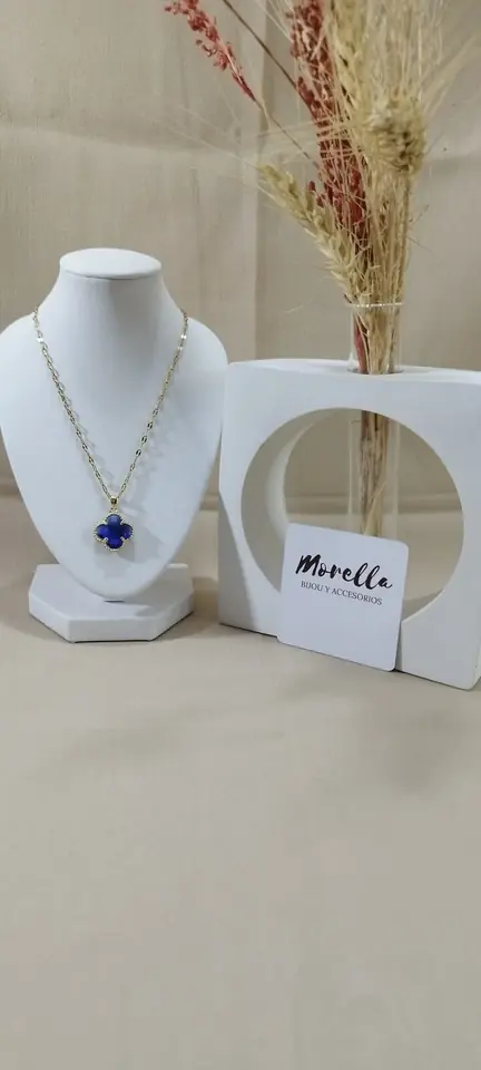 Cadena con dije trébol azul