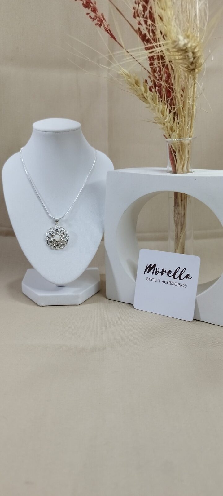 Cadena con dije flor de loto con blanco