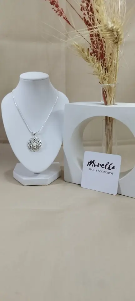 Cadena con dije flor de loto con blanco