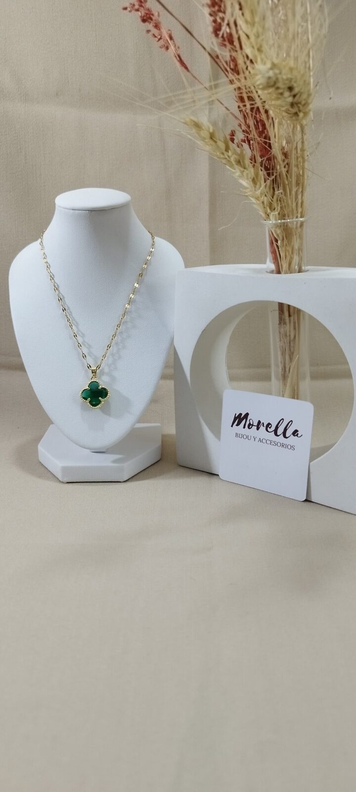 Cadena con dije trebol verde