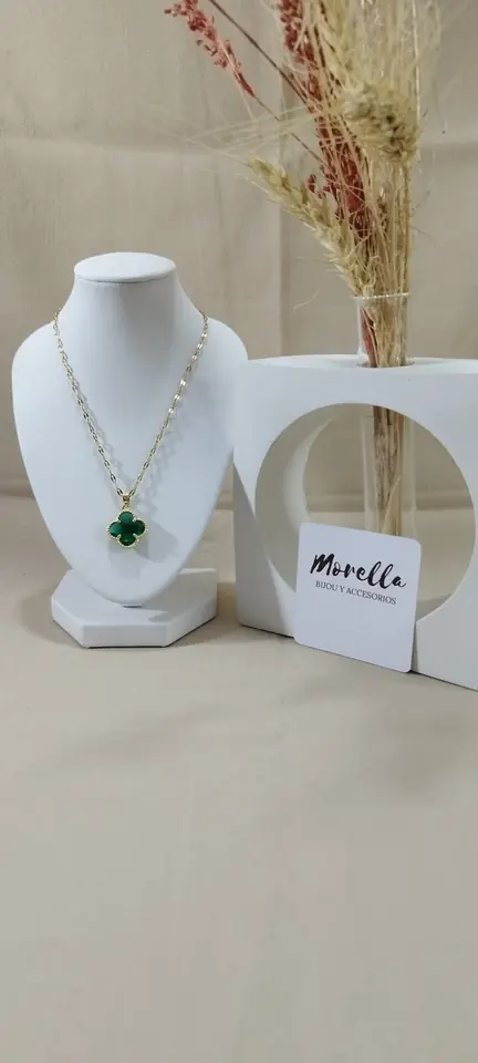 Cadena con dije trebol verde