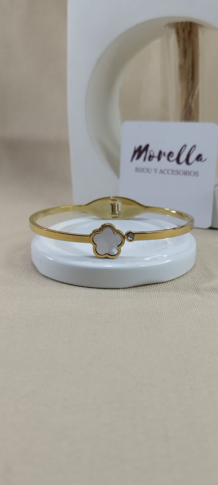Esclava con dije trébol blanco