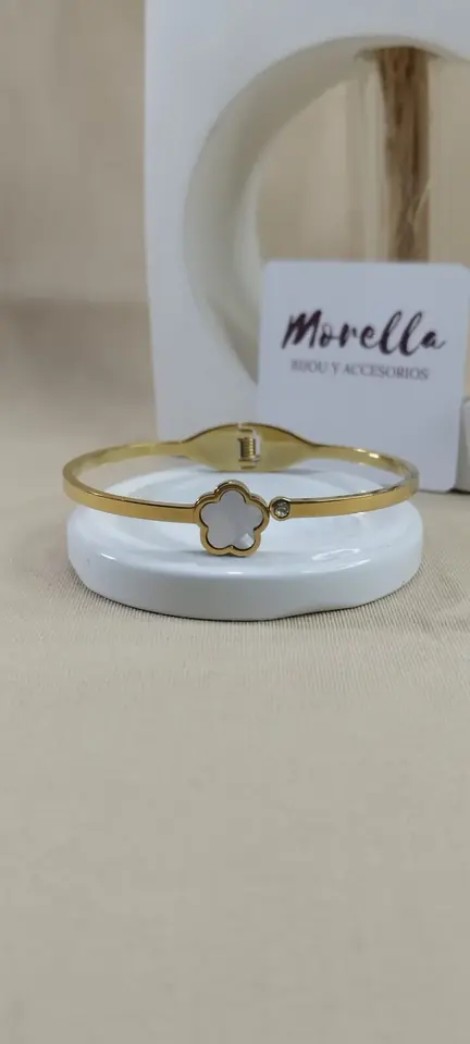 Esclava con dije trébol blanco