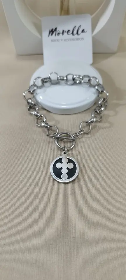 Pulsera con dije cruz dije redondo