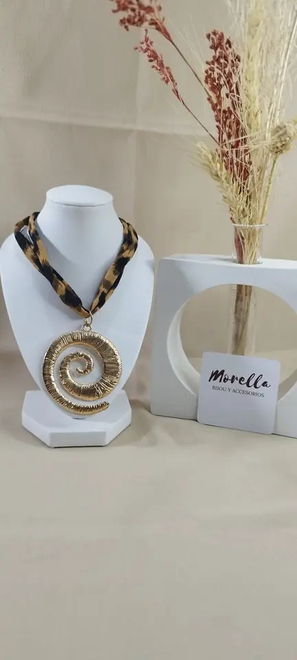 Collar doble con dije caracol grande