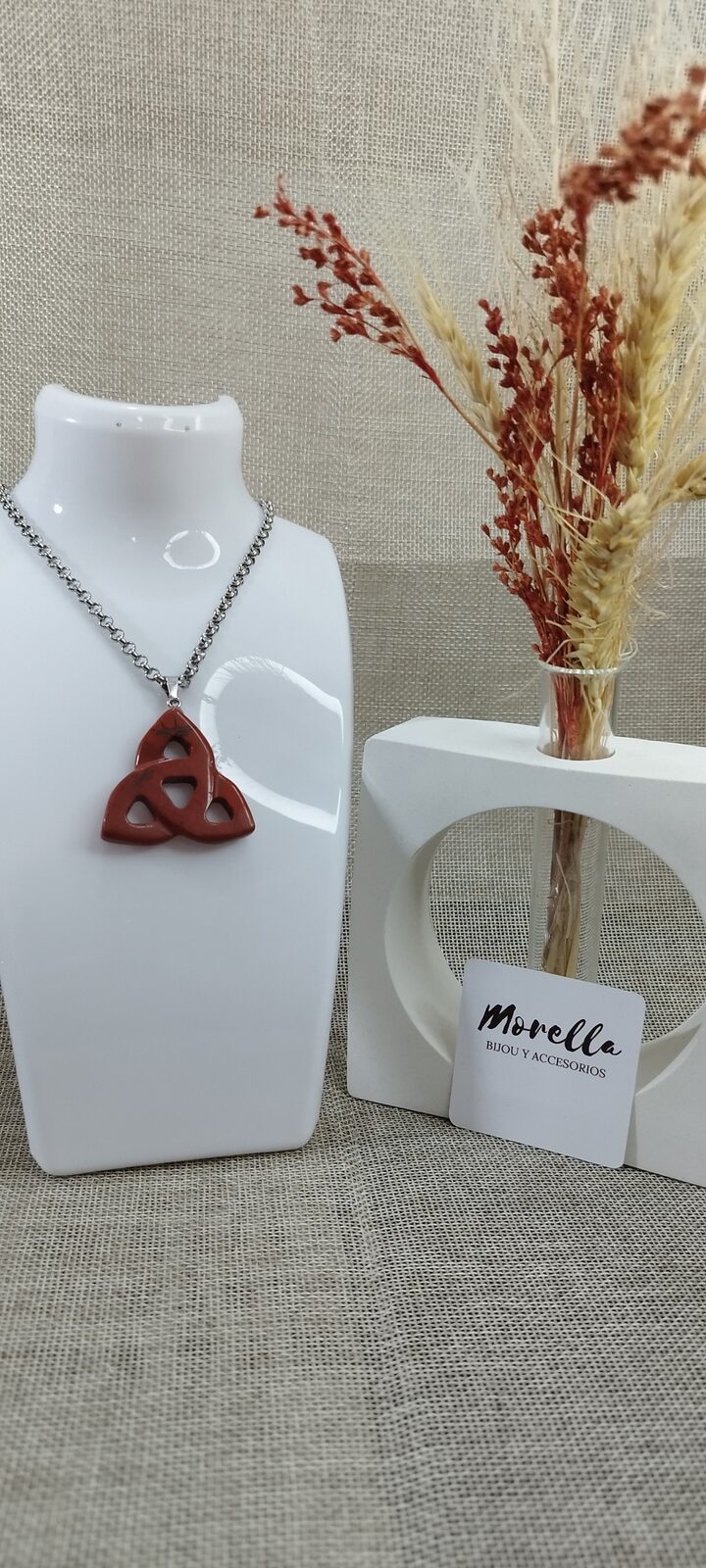 Cadena con dije nudo de bruja en Jaspe rojo