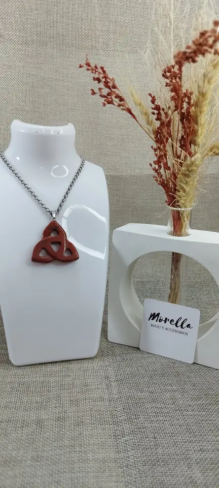 Cadena con dije nudo de bruja en Jaspe rojo