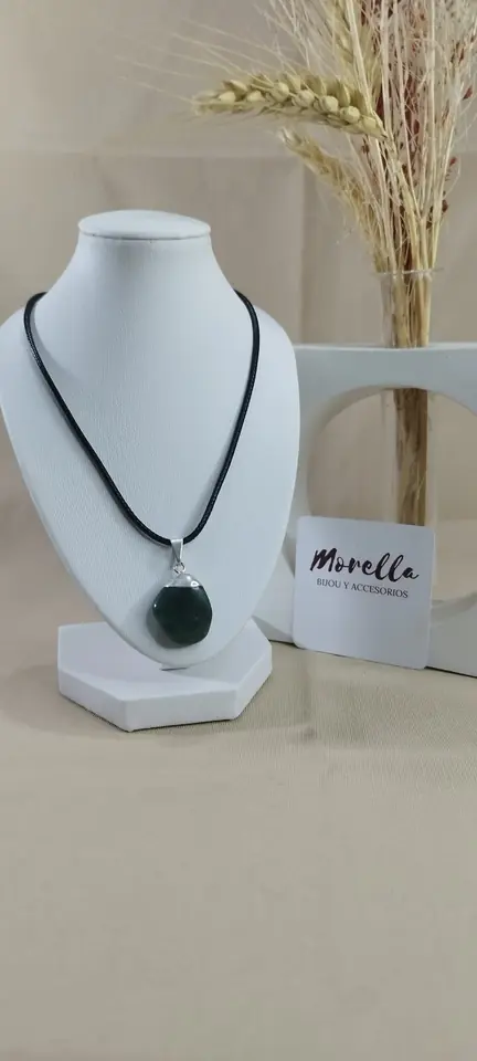 Cordón con dije cuarzo verde