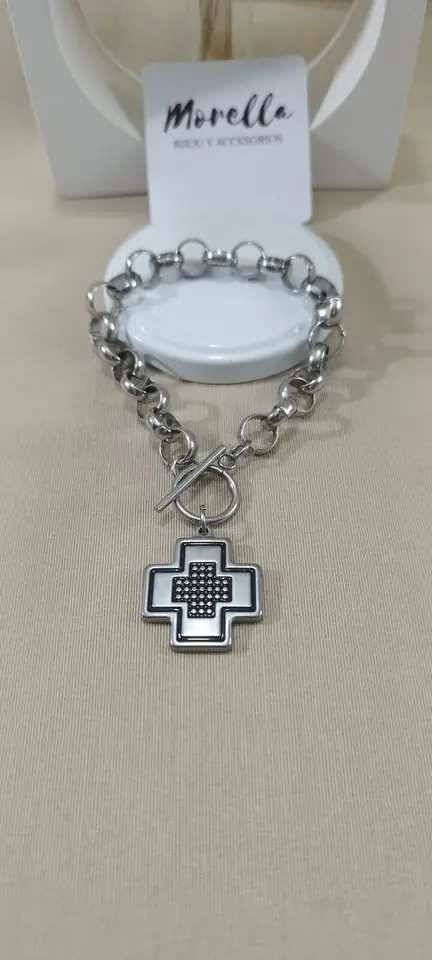 Pulsera con dije cruz