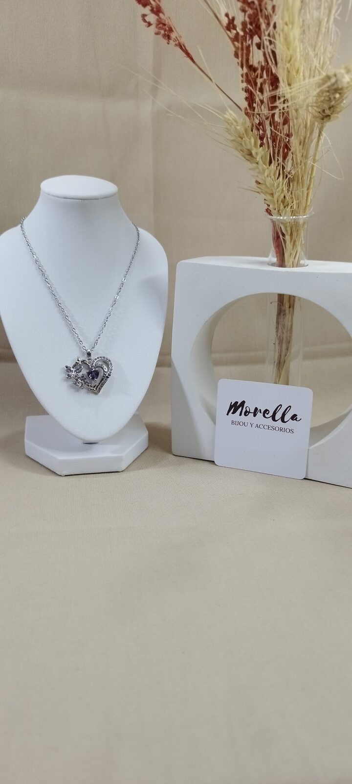 Cadena con dije corazón con mariposa /violeta