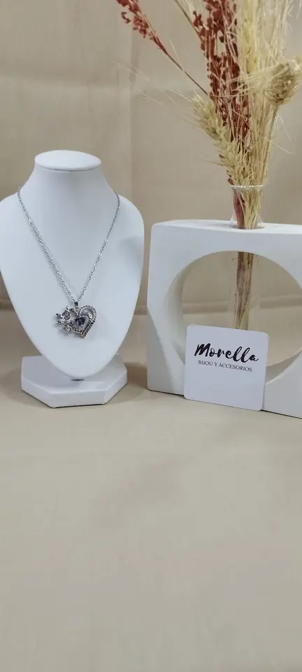 Cadena con dije corazón con mariposa /violeta