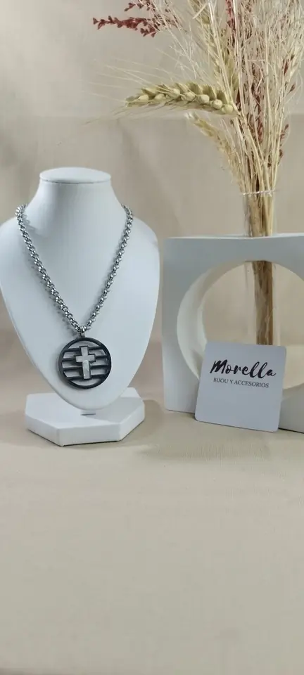 Cadena con dije cruz de nacar