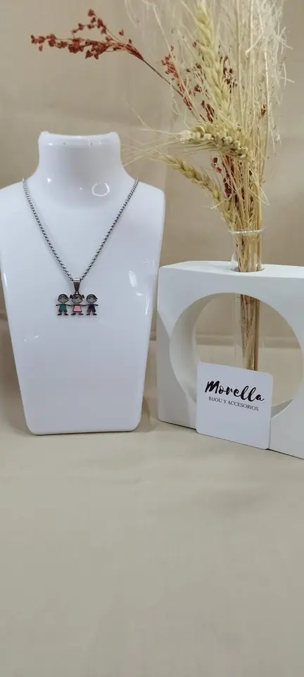 Cadena con dije de 2 niños y 1 niña