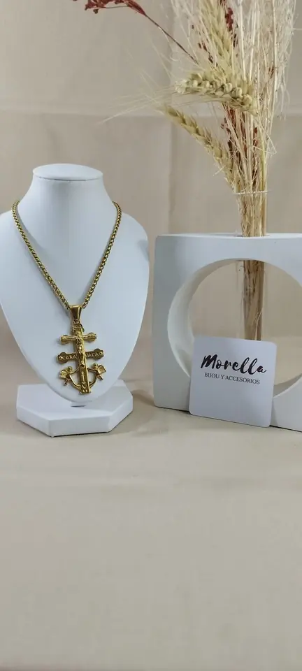 Cadena con dije cruz de Caravacca