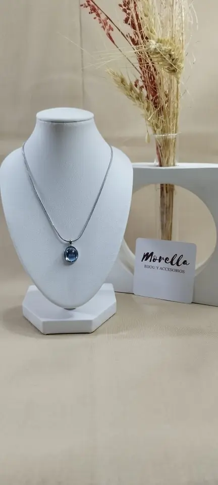 Cadena con dije punto de luz celeste
