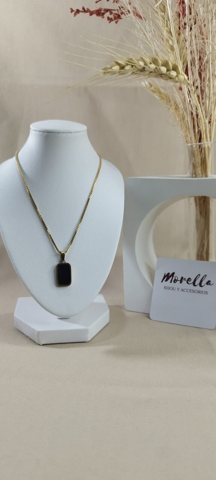Cadena con dije negro