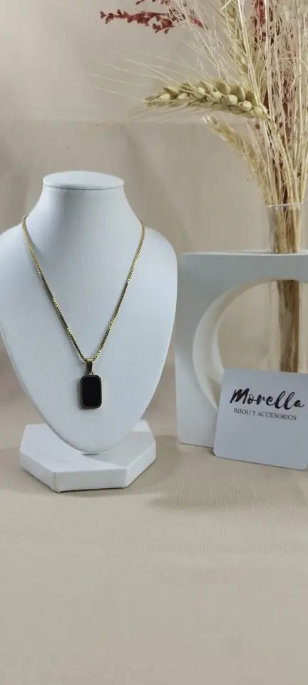 Cadena con dije negro