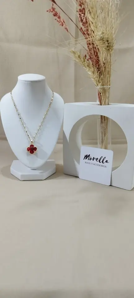 Cadena con dije trebol rojo