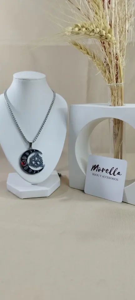 Cadena con dije media luna con nudo de bruja