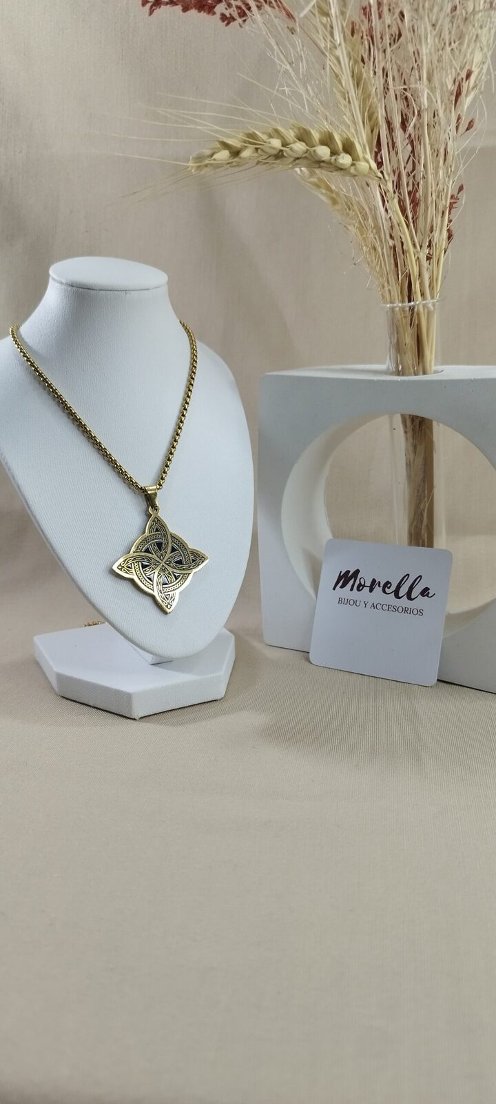 Cadena con dije nudo de bruja