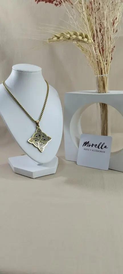 Cadena con dije nudo de bruja