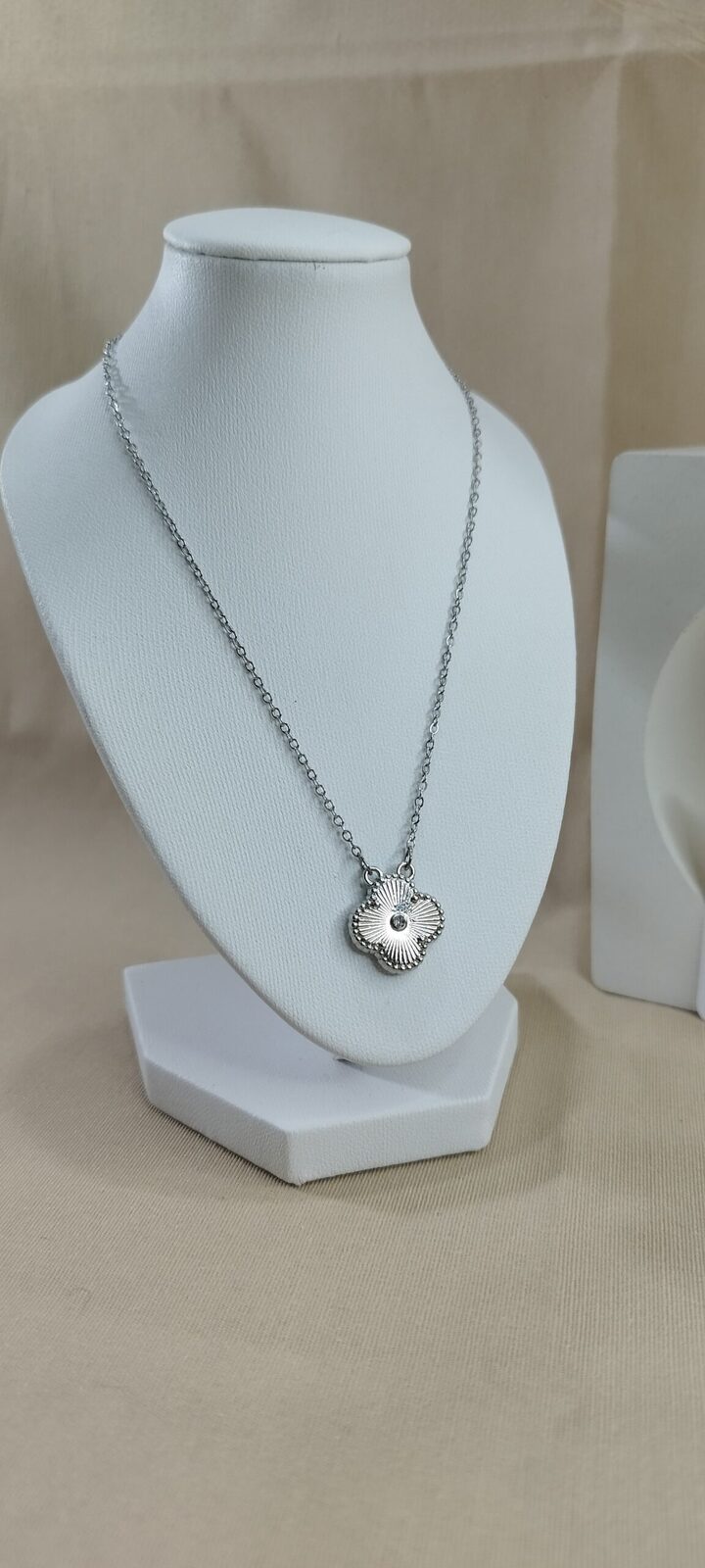 Cadena con dije trebol plateado