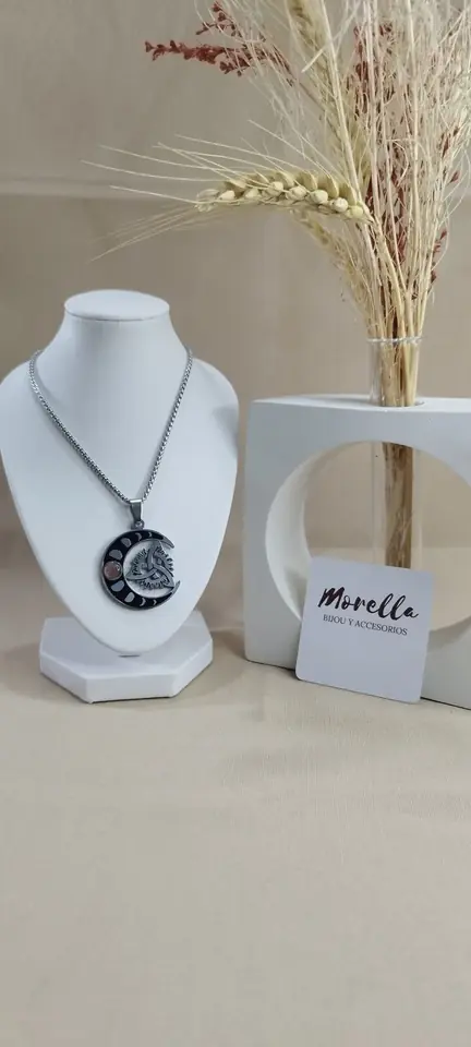 Cadena con dije fases lunares y nudo de bruja
