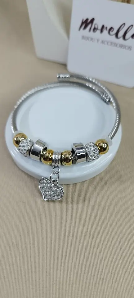 Esclava con dorado dije corazón
