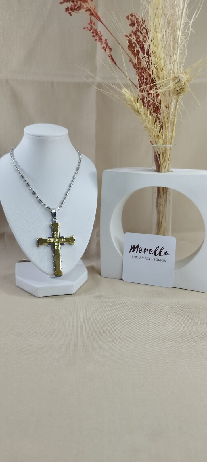 Cadena fina con dije cruz dorado