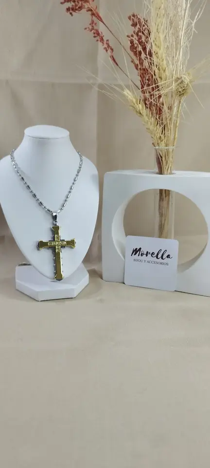 Cadena fina con dije cruz dorado