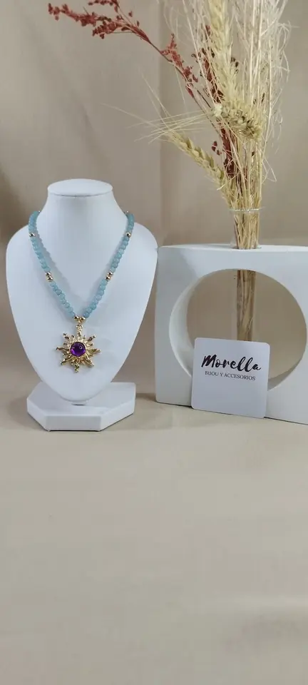 Collar con dije sol con piedra fucsia