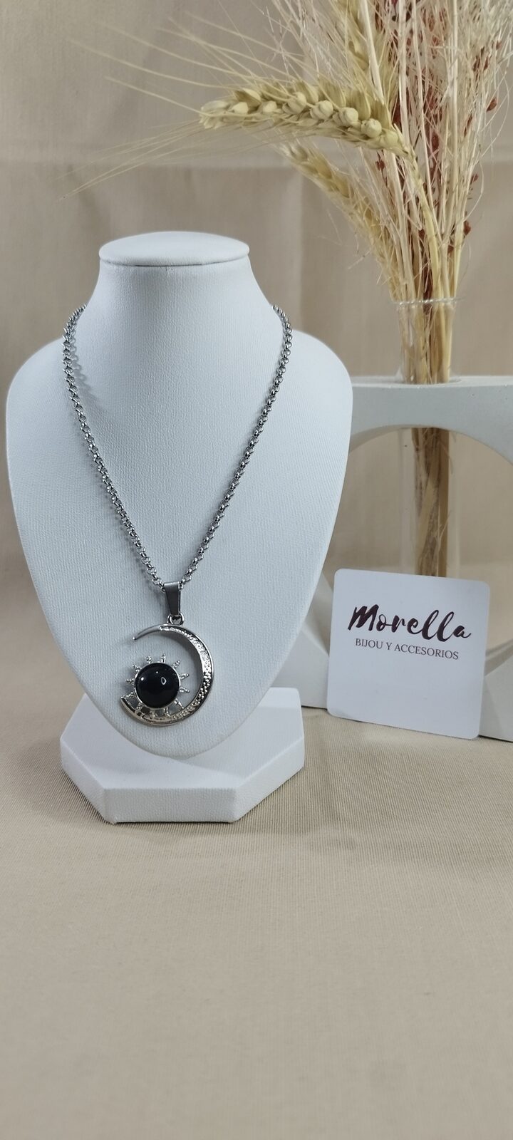 Cadena con dije de obsidiana negra