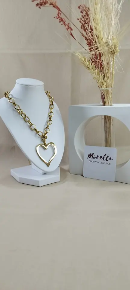 Cadena con dije corazón dorado
