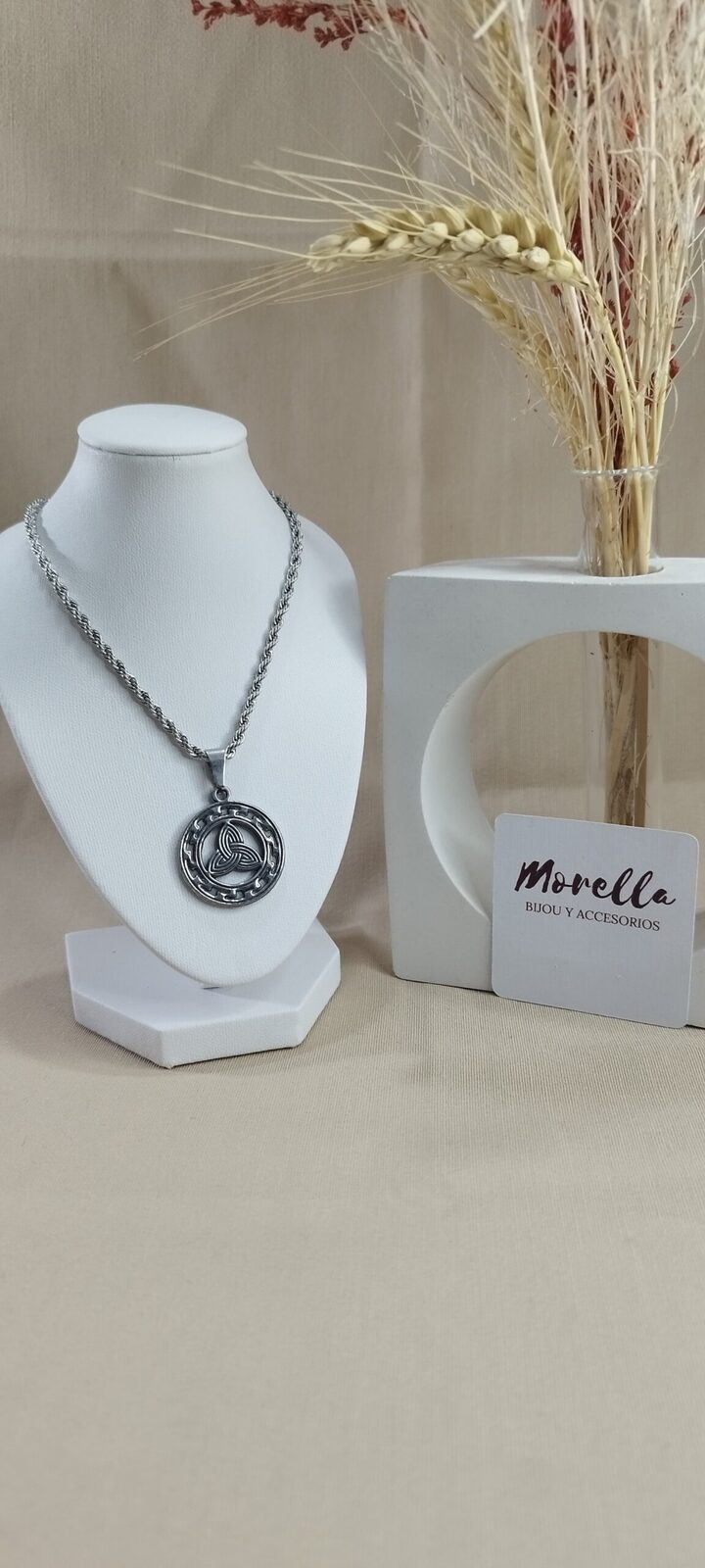 Cadena con dije triqueta